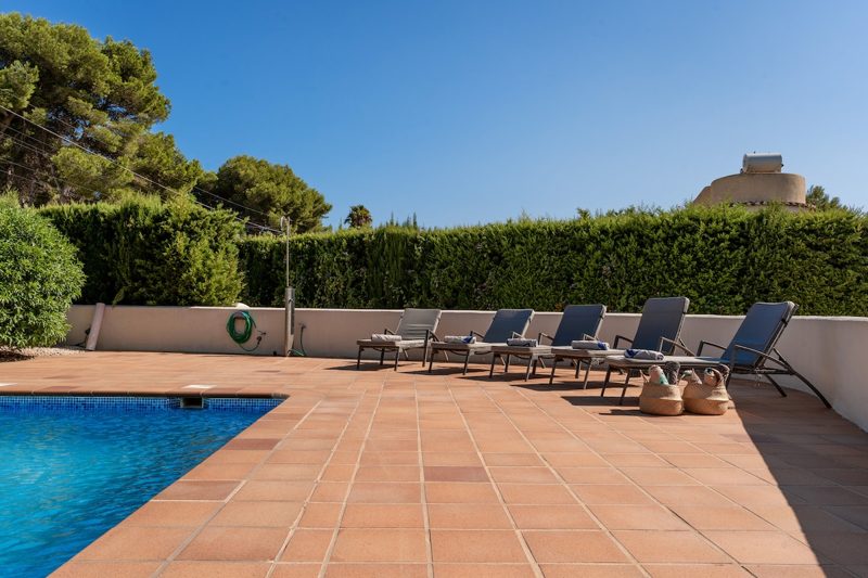 Pool with sun lounger area – Villa Pinyes, Jávea